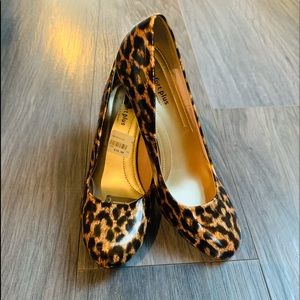 Comfort Plus By Predictions Shiny Patent Finish Pump Size 8 (Leopard) NEVER WORN